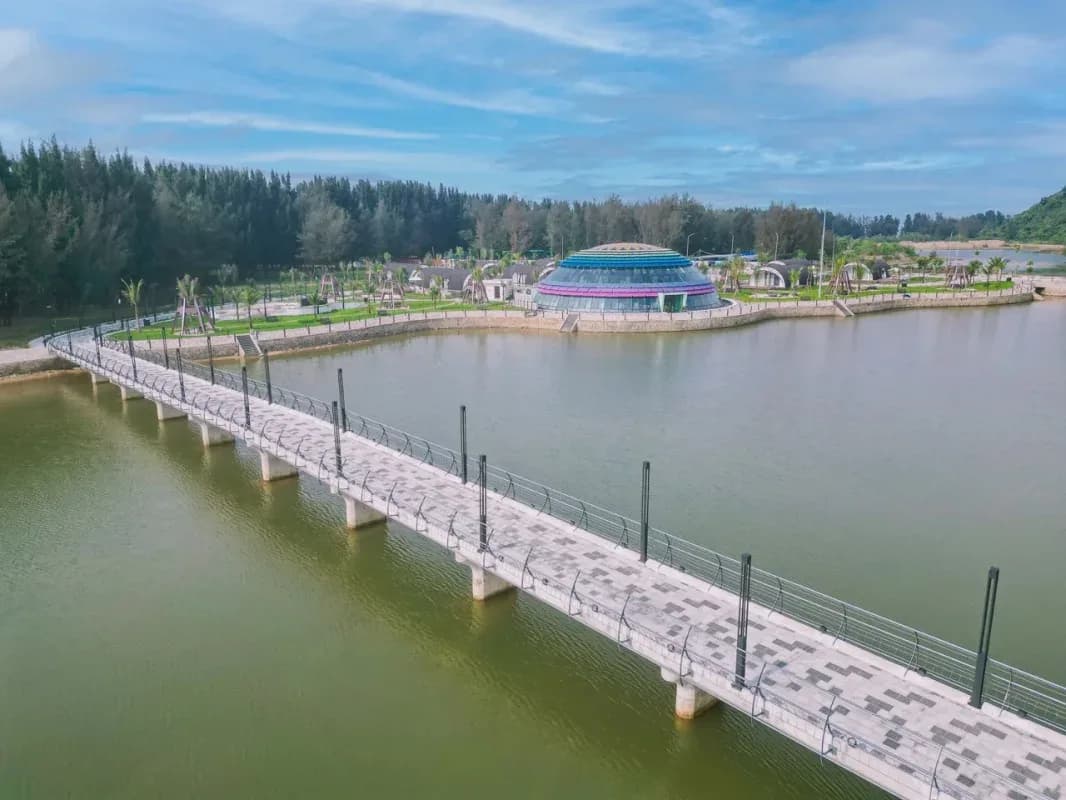Cầu gỗ dạo hồ