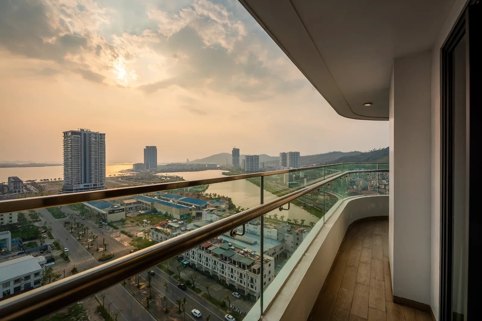 DeLaSea Halong Hotel