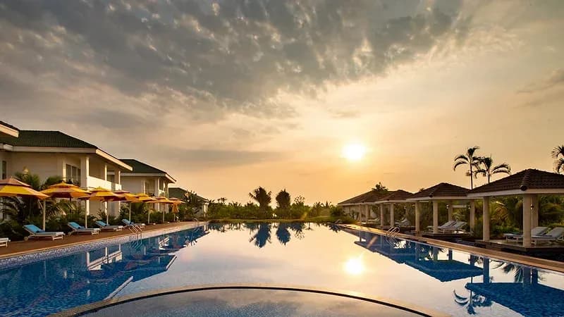 Bể bơi vô cực ngoài trời
