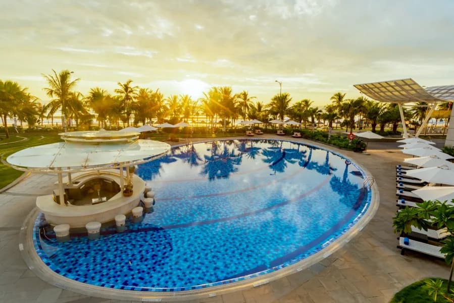 Hồ bơi ngoài trời đón hoàng hôn