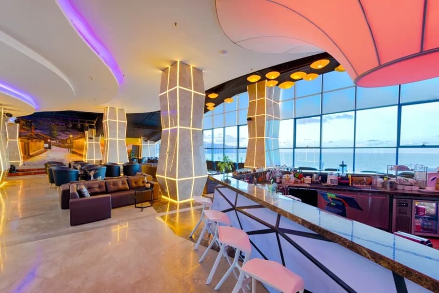Sky Bar trên tầng cao