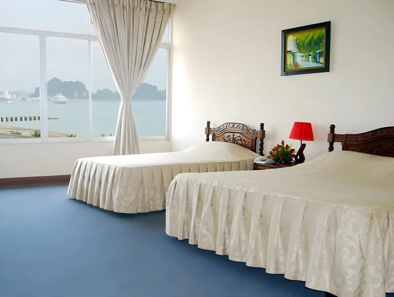Phòng hướng vịnh cửa kính lớn