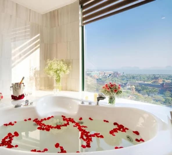 Bồn Jacuzzi view vịnh