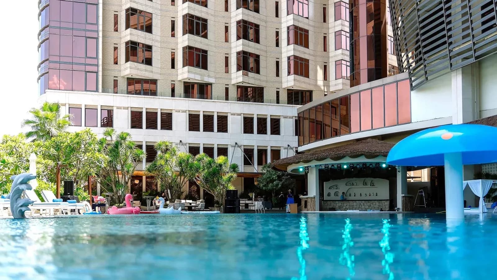 Bar & khu chill bên hồ bơi