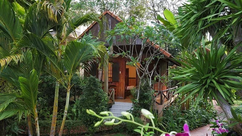 Bungalow gỗ giữa vườn