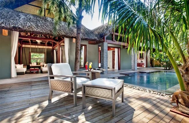 Bãi biển trắng hoang sơ