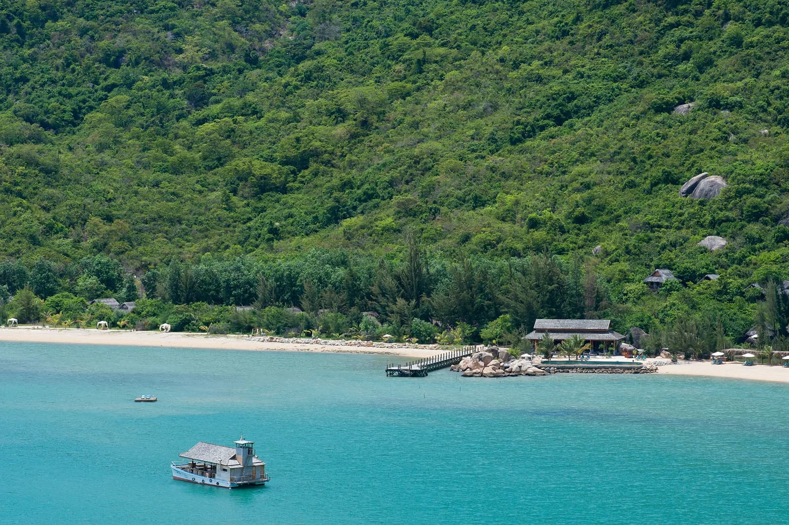 Đi cano riêng ra vịnh Ninh Vân