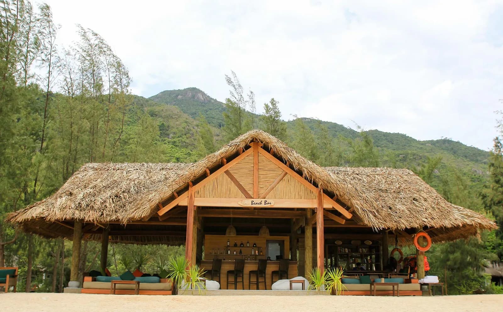 Bể bơi vô cực hướng vịnh