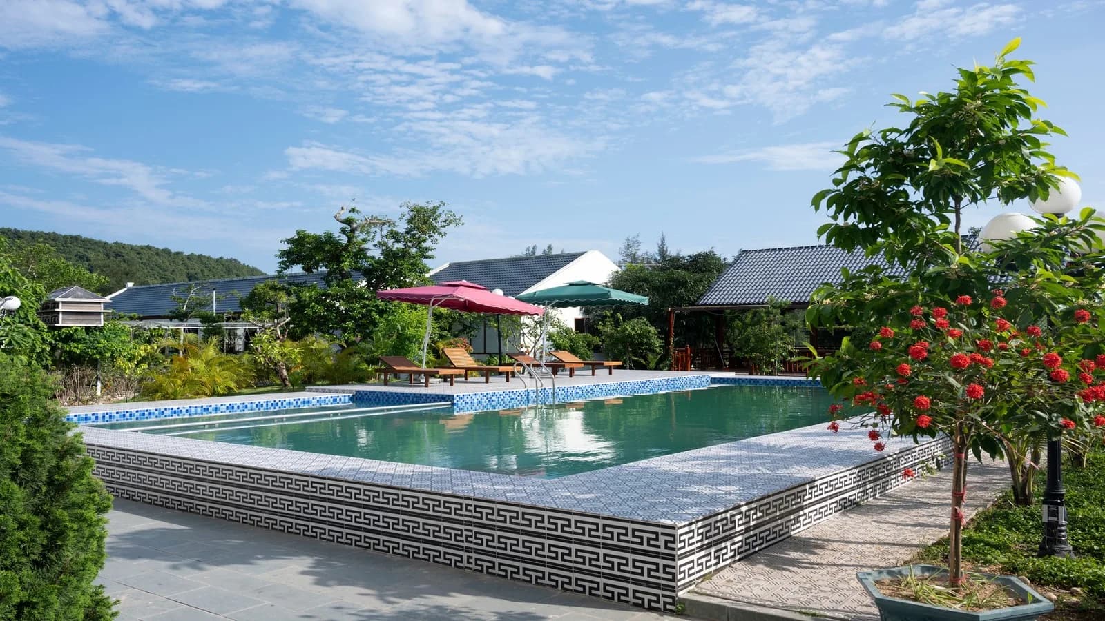 Bể bơi ngoài trời