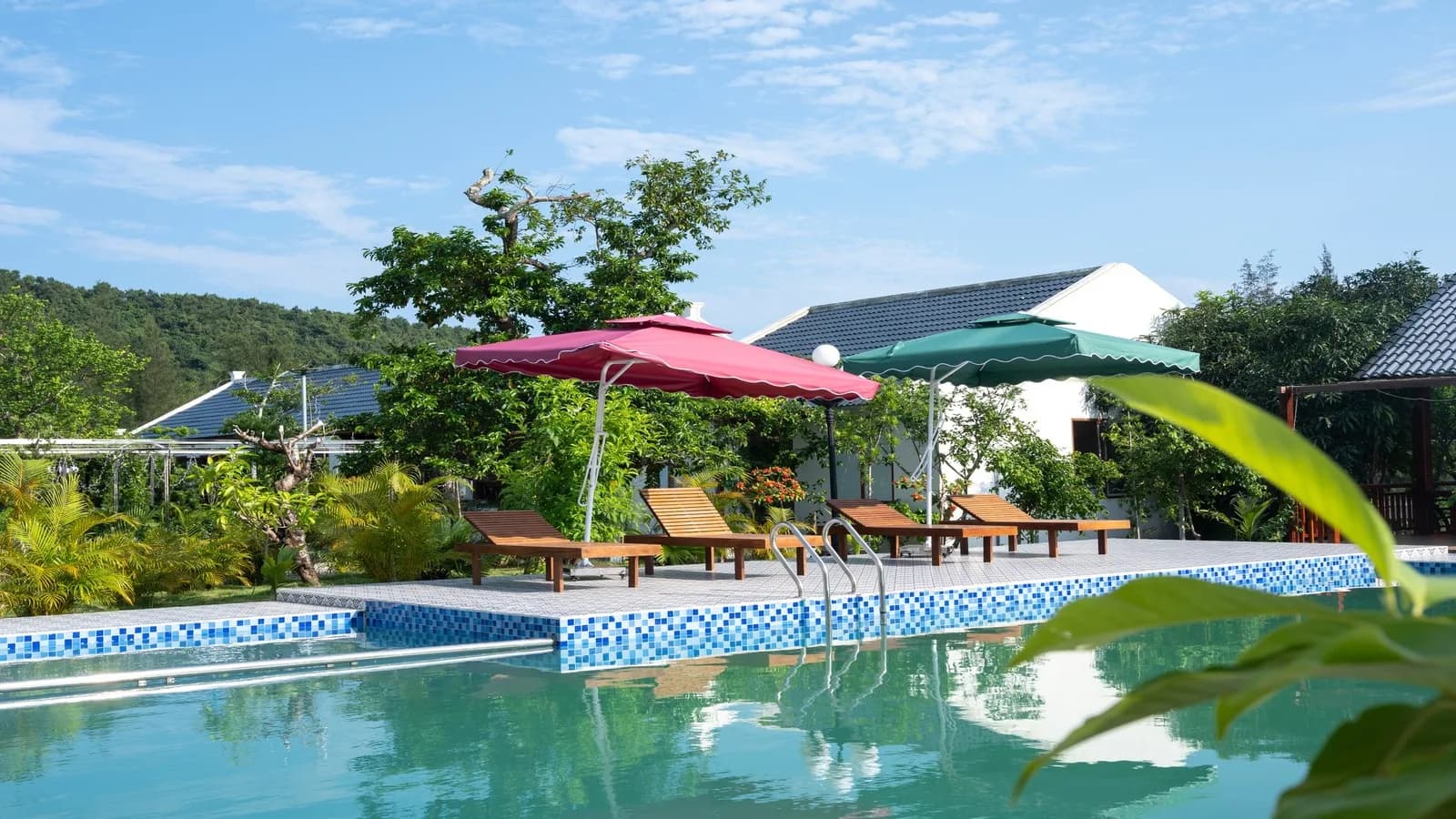 Bể bơi ngoài trời giữa sân vườn