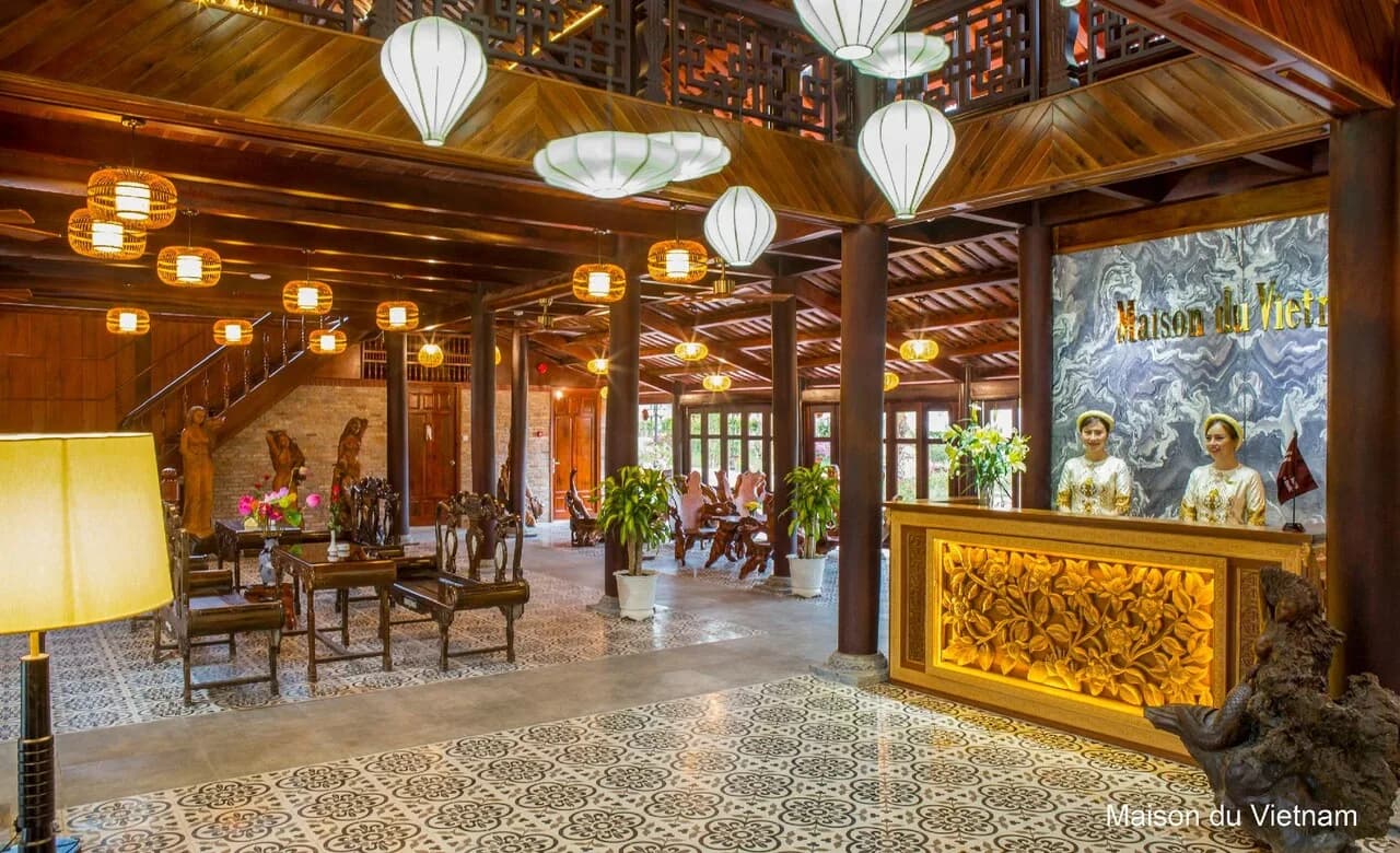 Sảnh gỗ & lễ tân