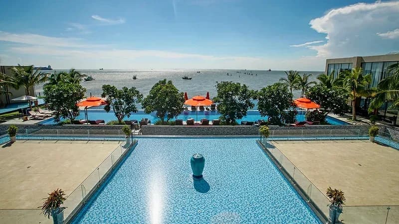 Hồ bơi vô cực tràn biển