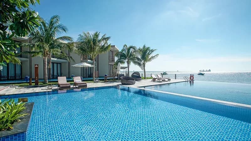 Hồ bơi vô cực tràn biển