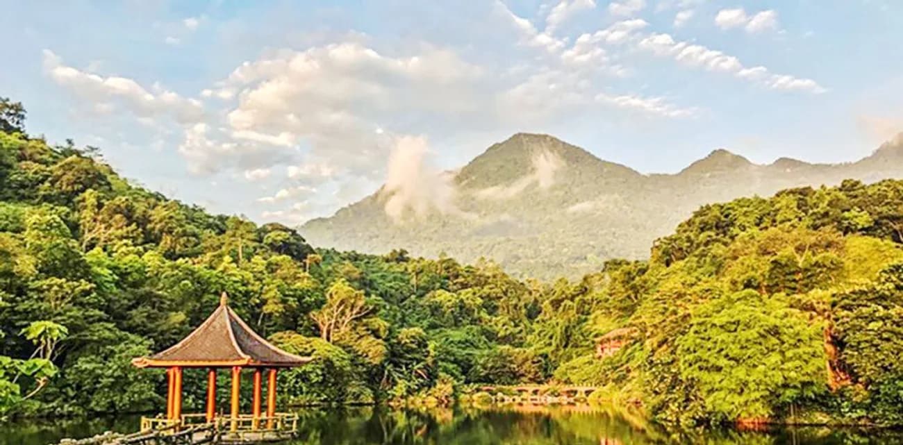 Hồ Ngọc soi bóng núi Tản