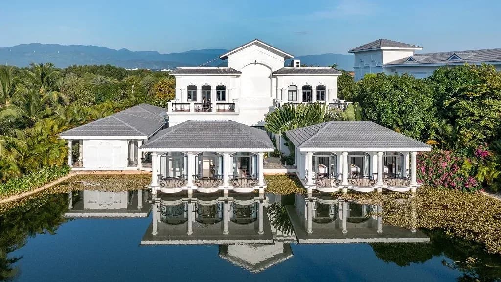 Quần thể villa bên hồ sen