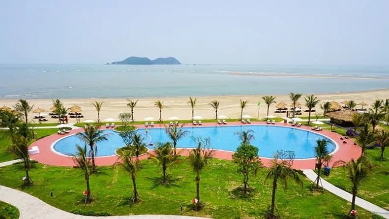 Bãi biển riêng Cửa Hội