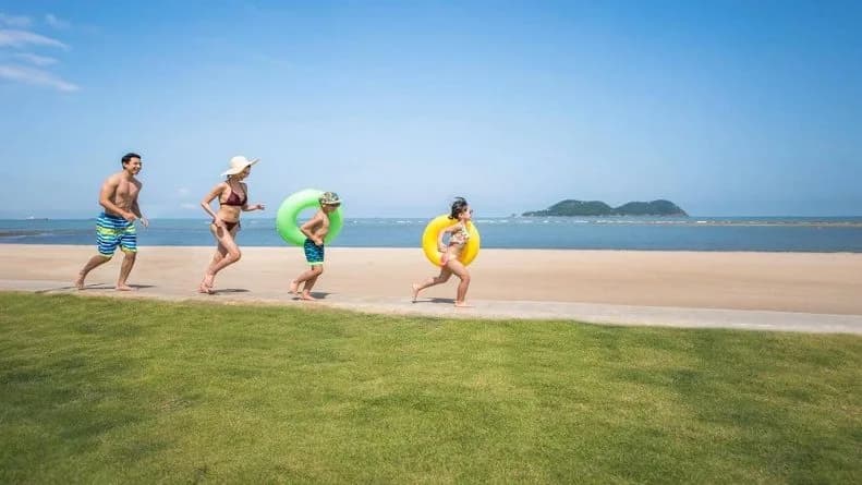 Bãi biển Cửa Hội trong xanh