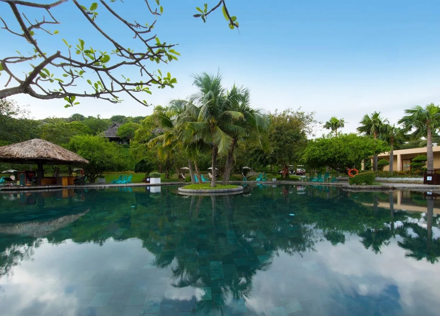 Bể bơi ốc đảo giữa biển