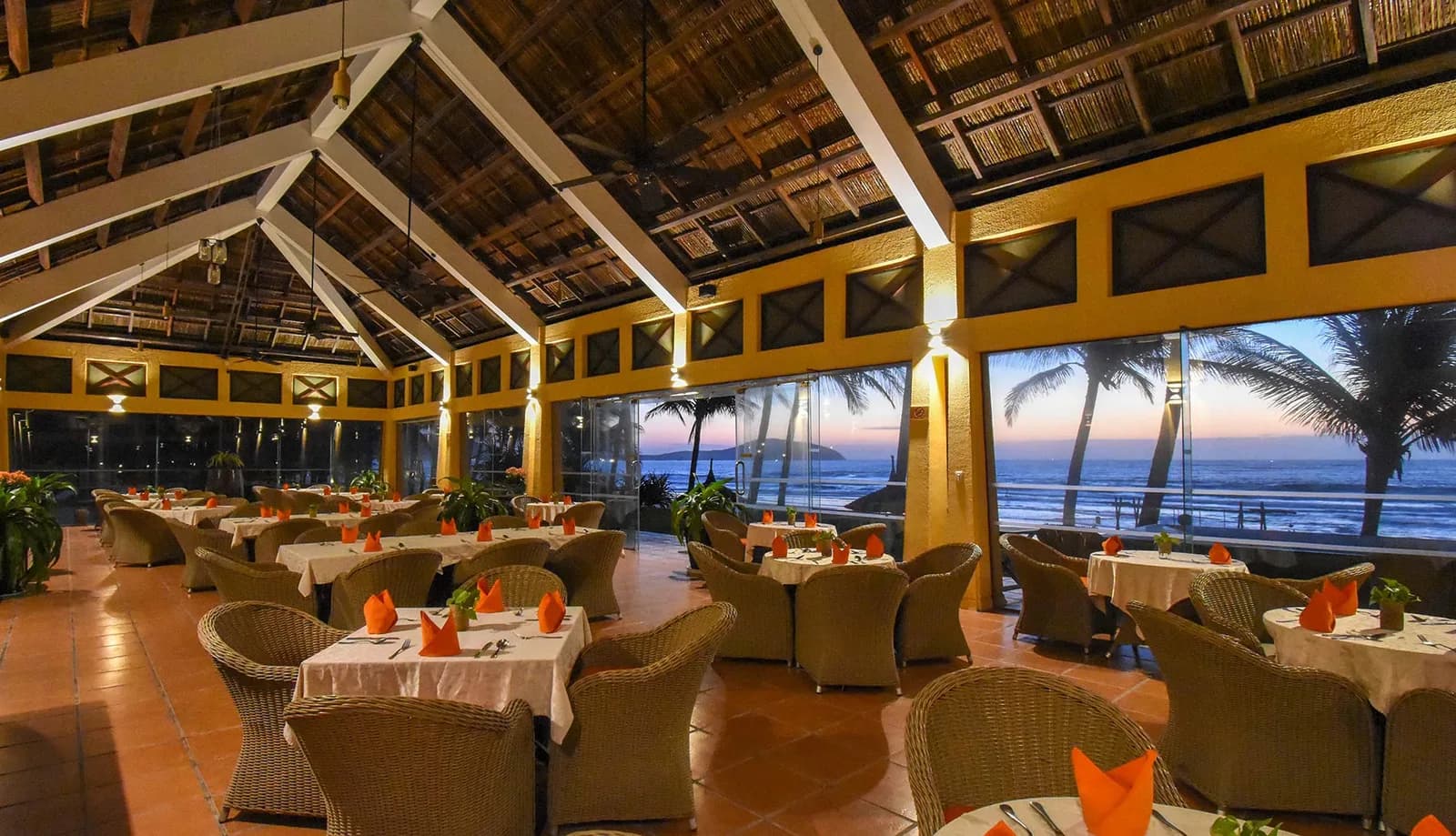 Nhà hàng Sun Terrace bên biển