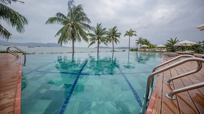 Bể bơi vô cực bên vịnh