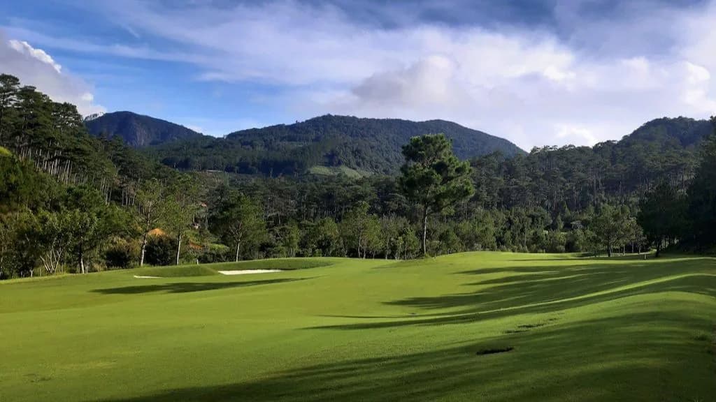 Sân golf 18 hố giữa rừng thông