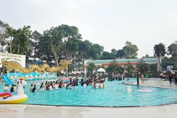 Hồ bơi ngoài trời rộng rãi