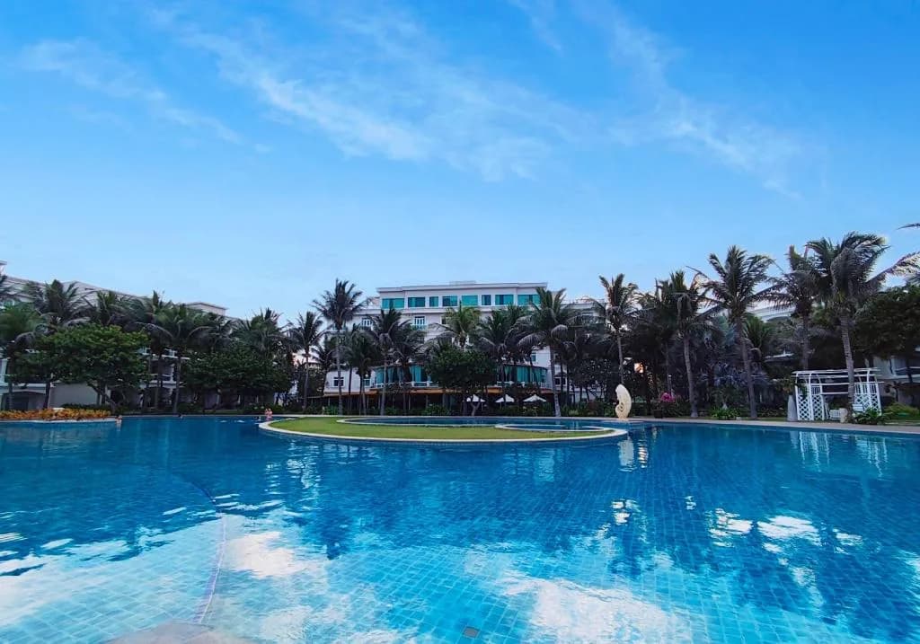 Hồ bơi lagoon ngoài trời