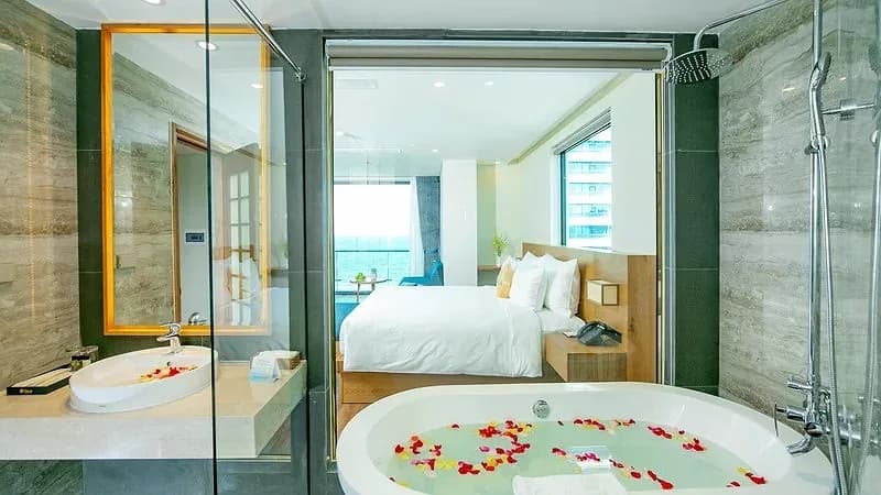 Bồn tắm thư giãn view biển