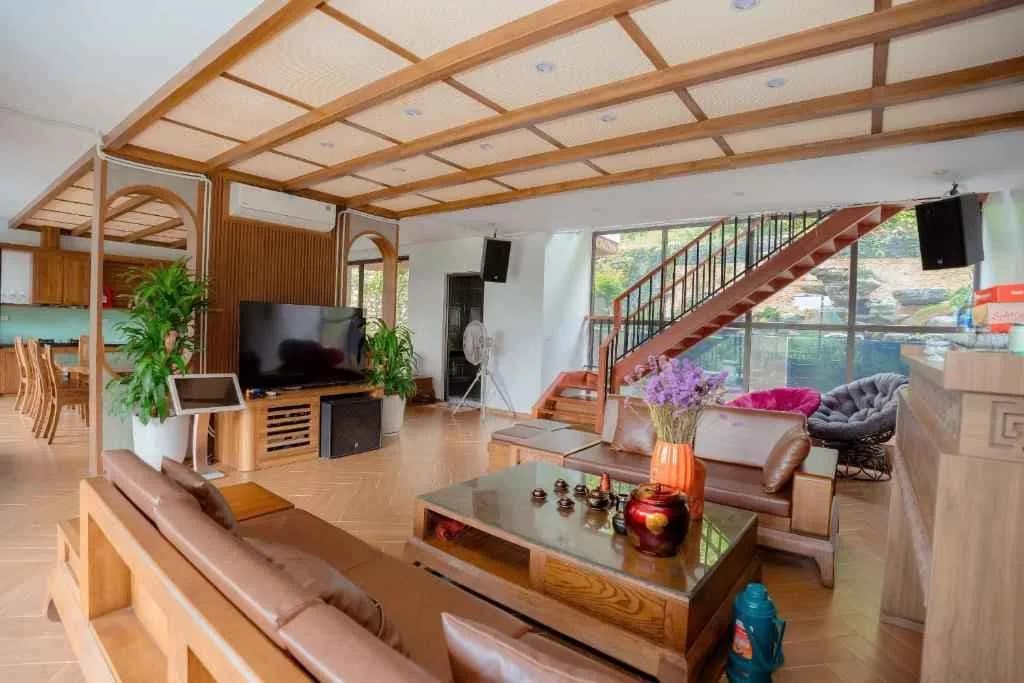 Sảnh khách trần gỗ