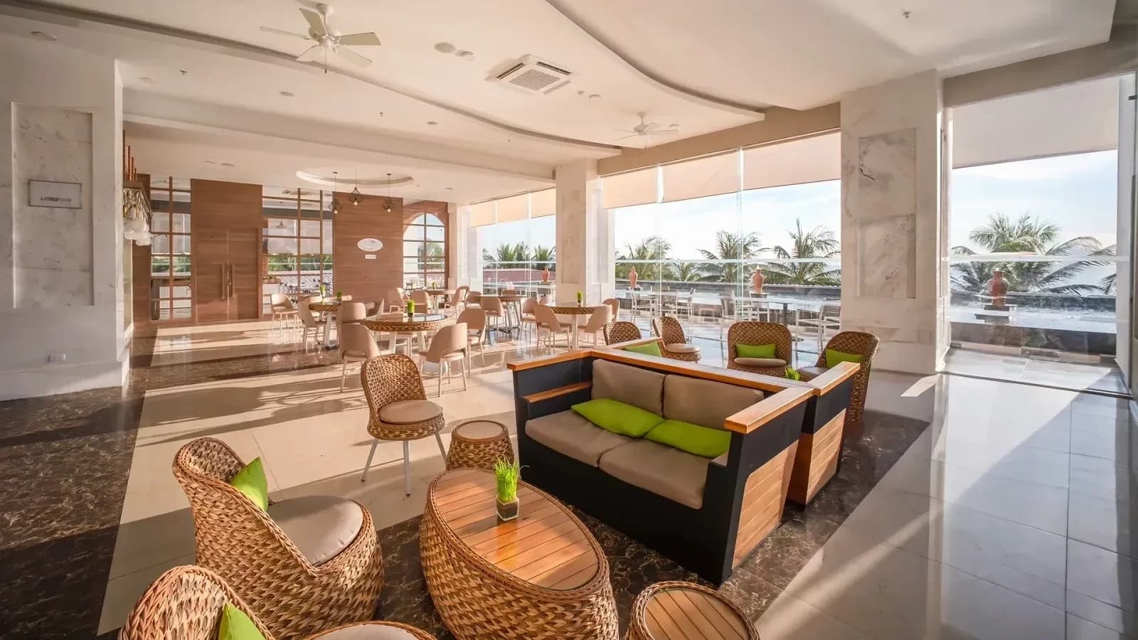 Lobby Bar hướng biển