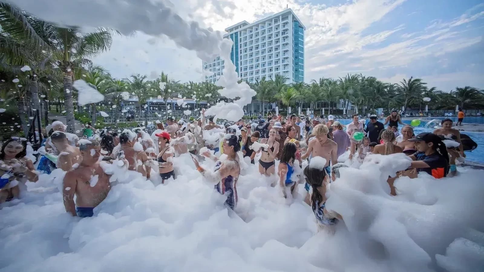 Foam Party bên bể bơi