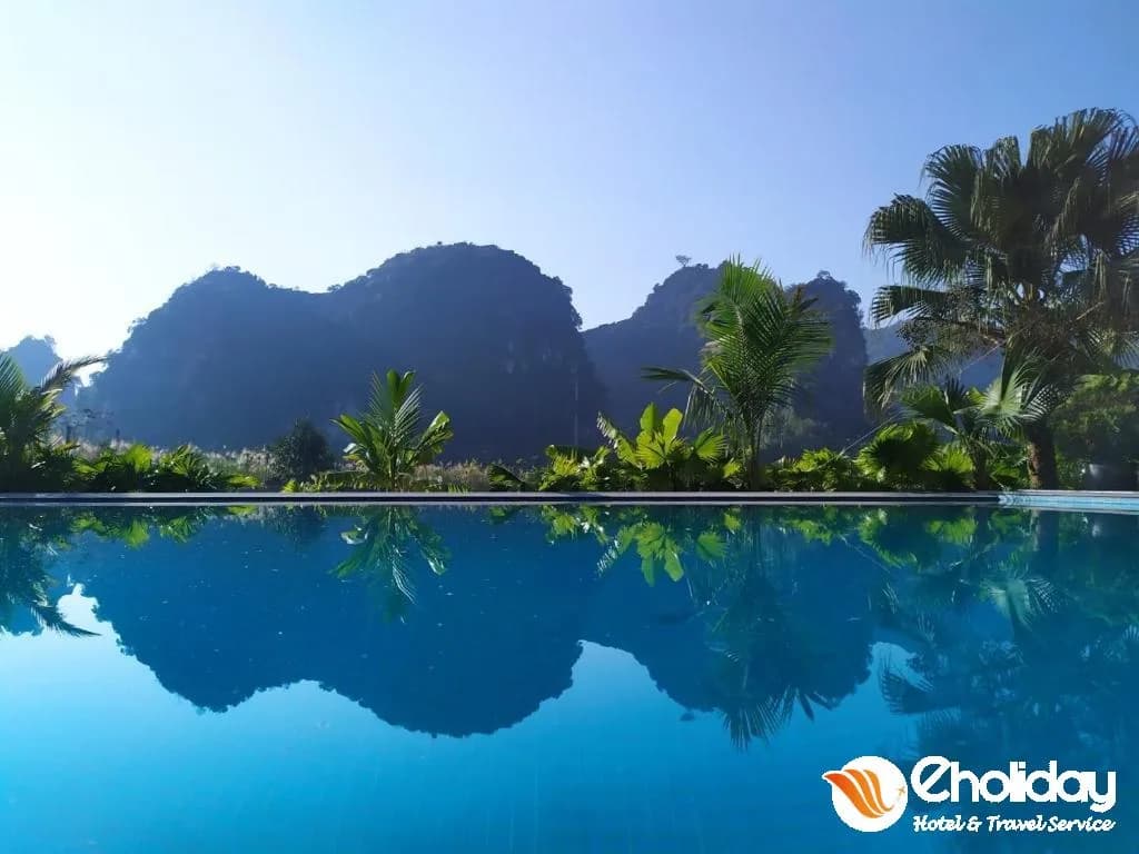 Bể bơi vô cực soi bóng núi