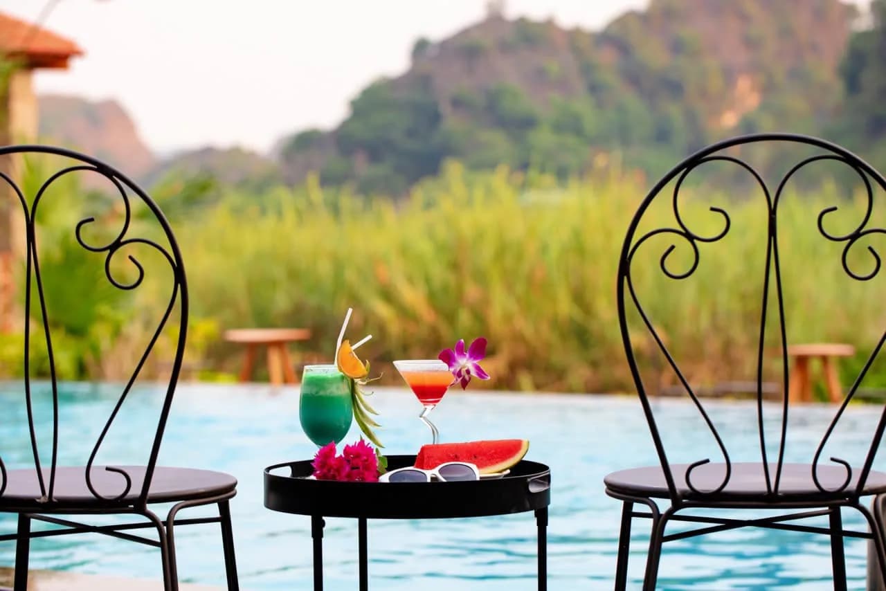Pool Bar bên hồ