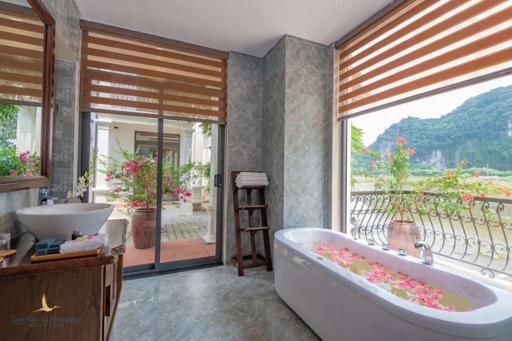 Bồn tắm thư giãn hướng hồ