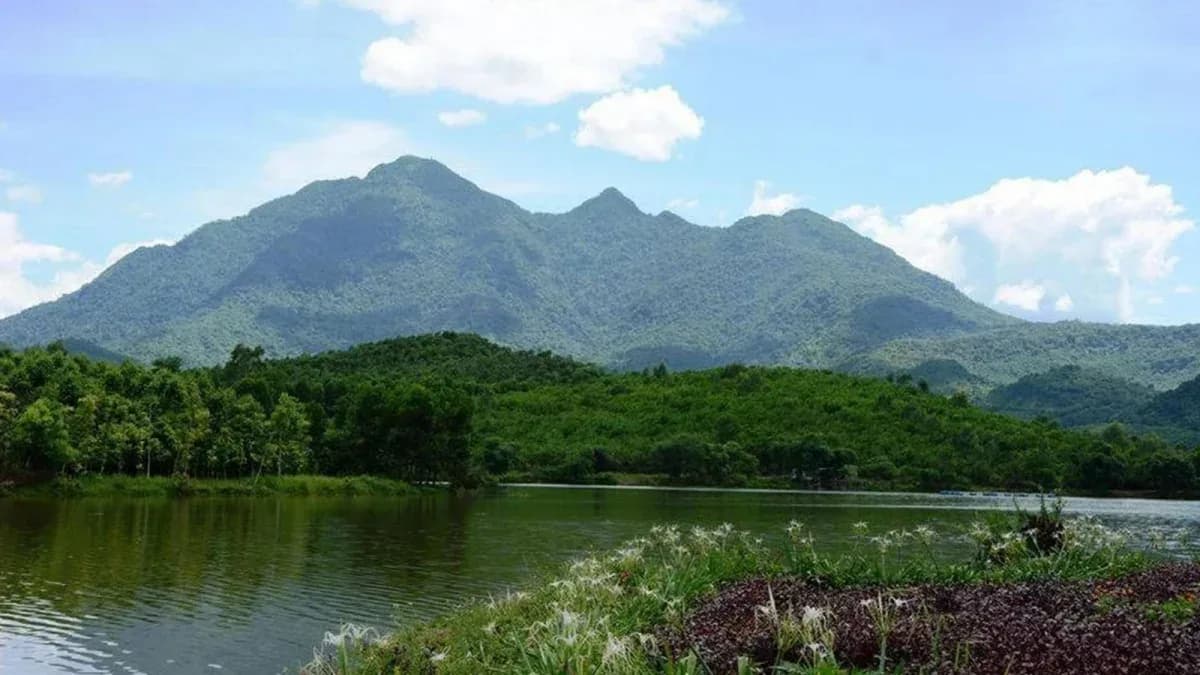 Hồ Suối Bôn soi bóng núi Tản