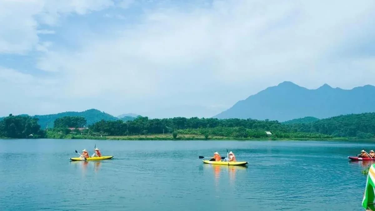 Chèo kayak trên hồ