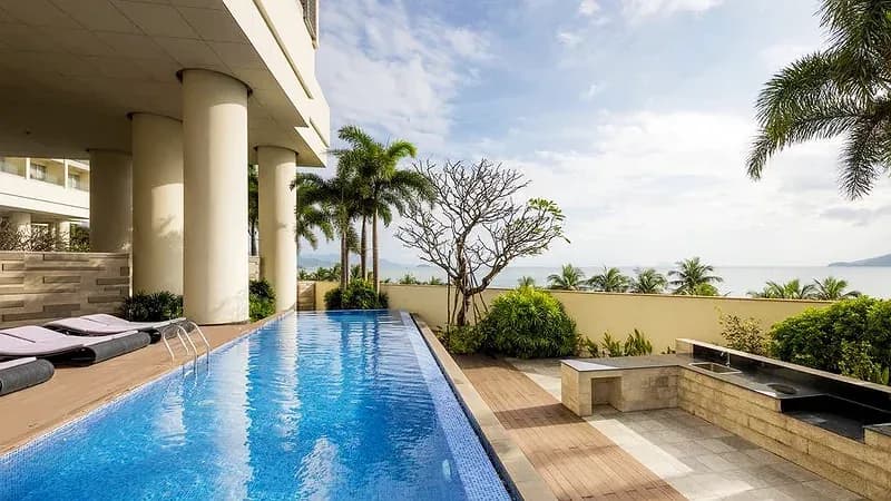 Bể bơi vô cực hướng biển