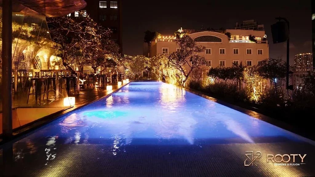 Hồ bơi tầng thượng bên sông