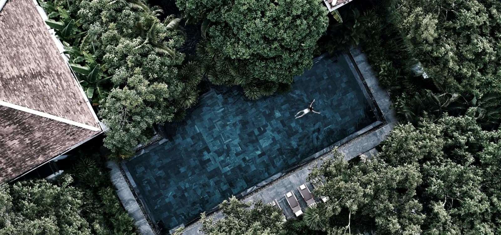 Bể bơi trị liệu giữa vườn