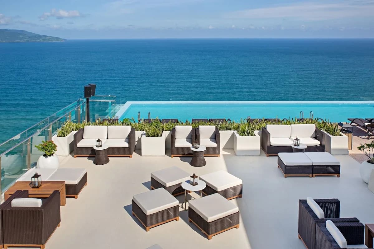 Sân thượng lounge hướng biển