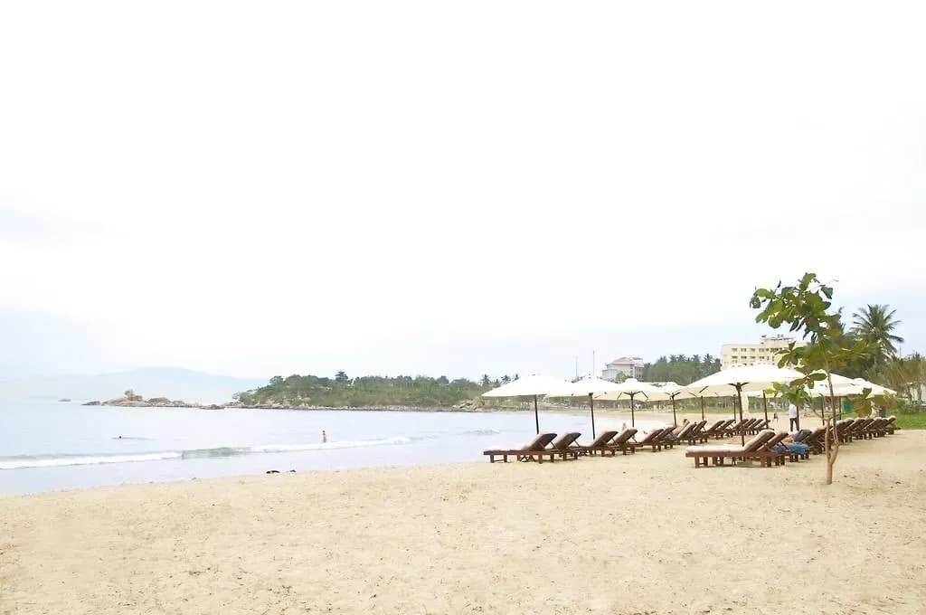 Bãi biển Phạm Văn Đồng
