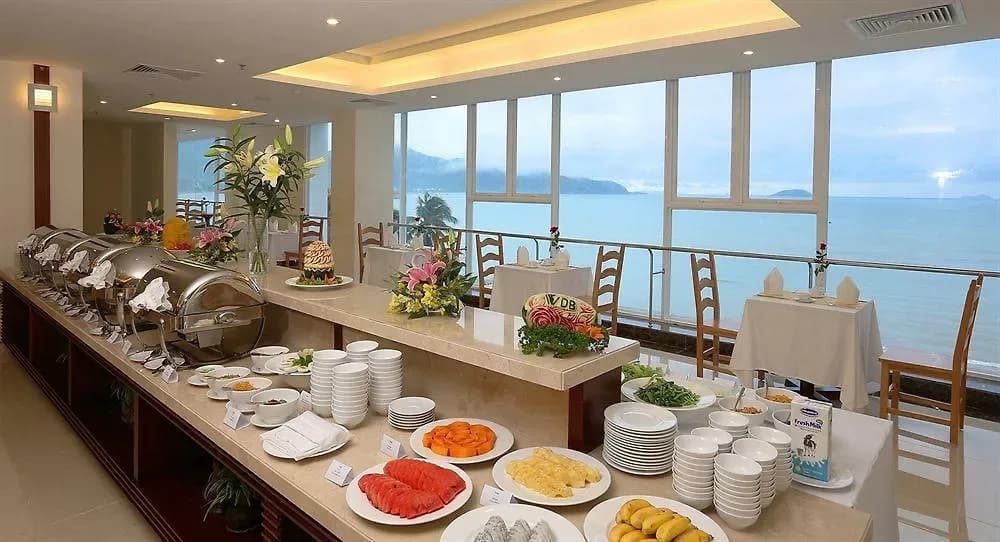 Buffet sáng bên vịnh