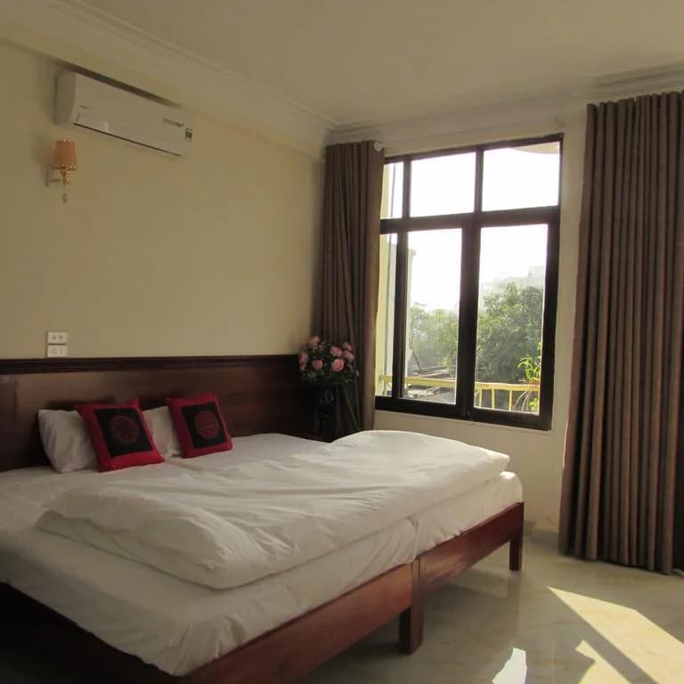 Cặp đôi khám phá Hạ Long