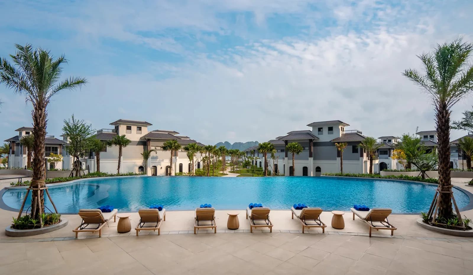 Bể bơi trung tâm villa