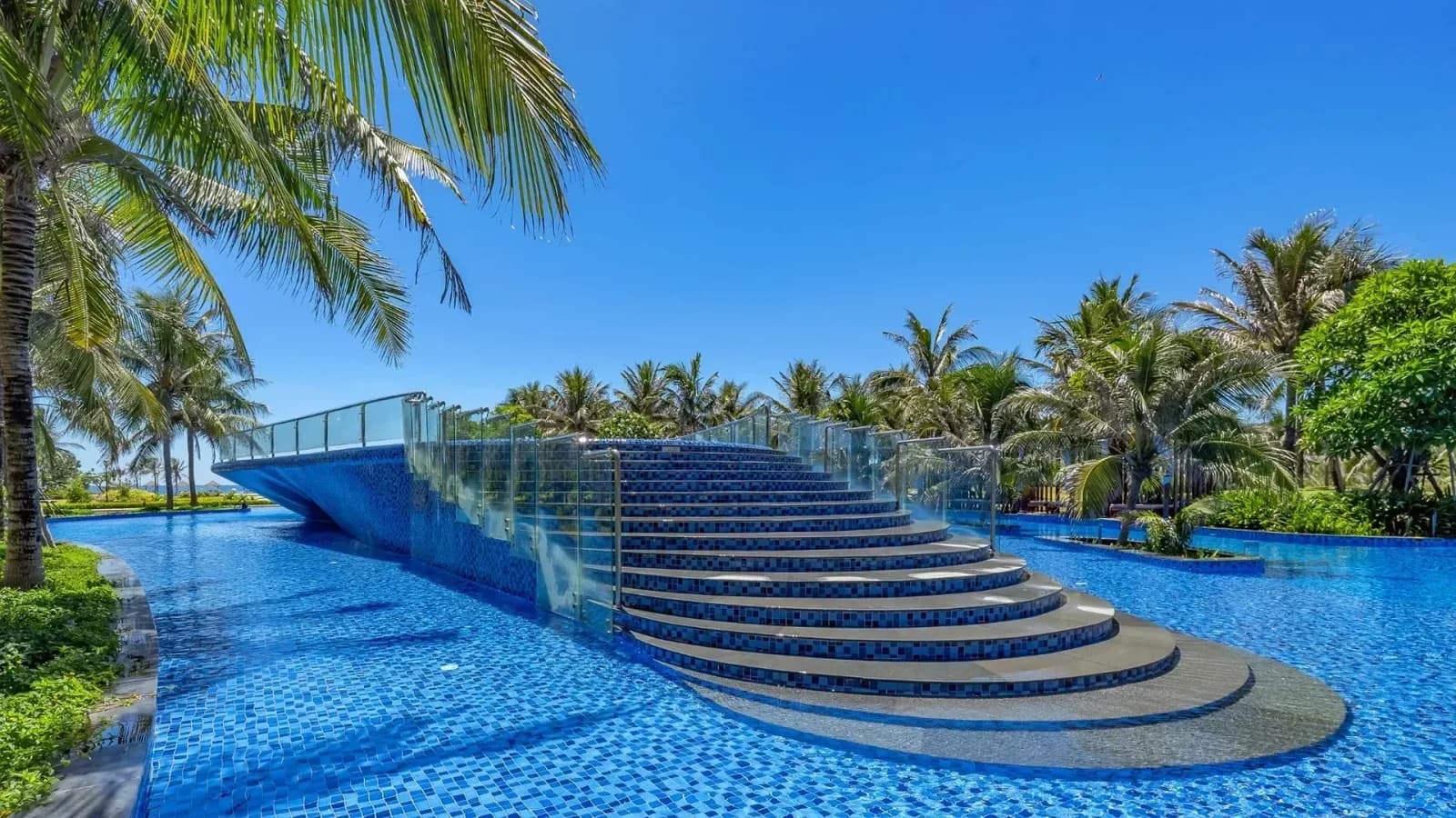 Bể bơi vô cực hướng biển