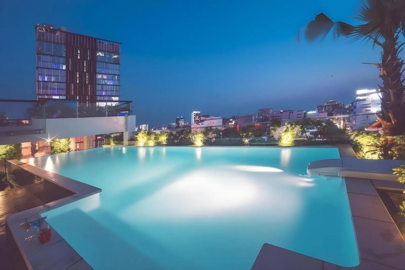 Hồ bơi và bể sục sân thượng