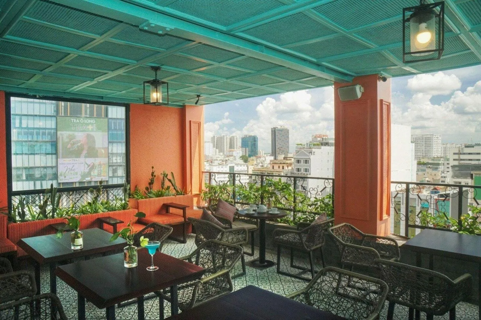 Quầy bar ngắm phố