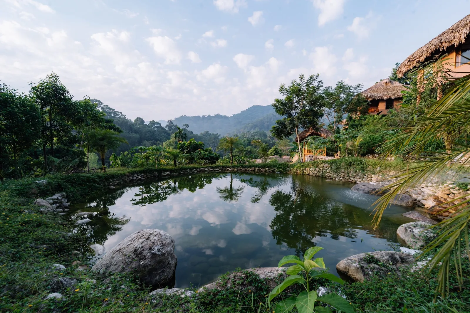 Khuôn viên hồ nước