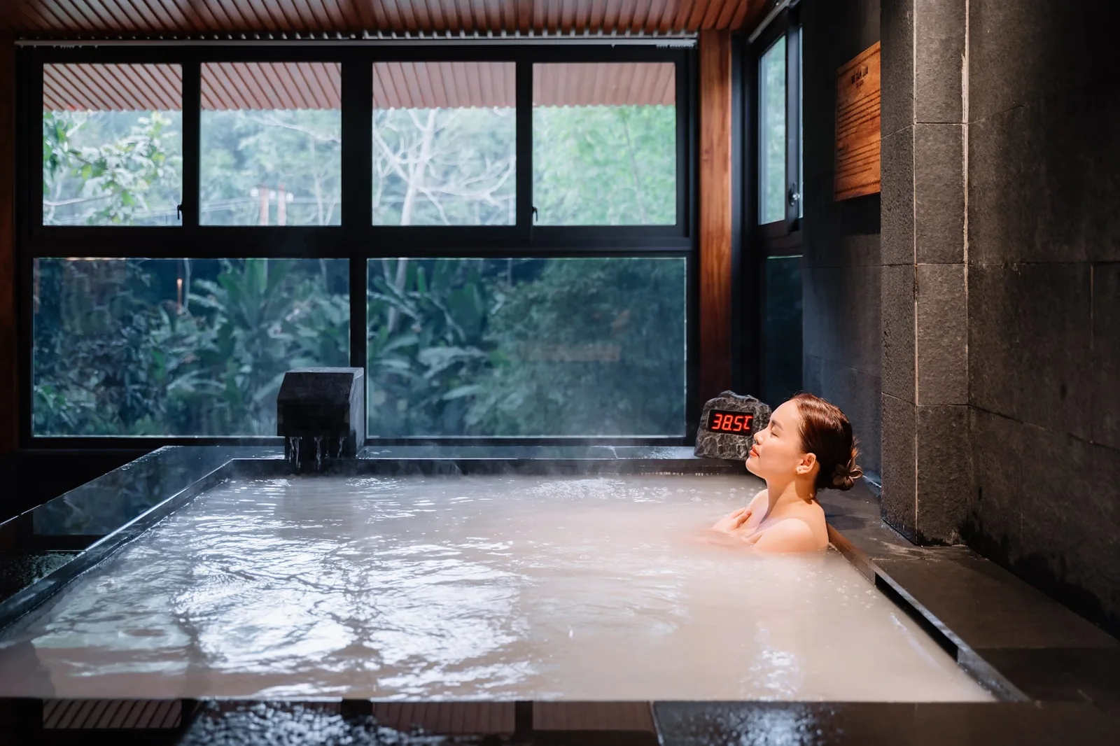Bồn ngâm nước nóng ở spa