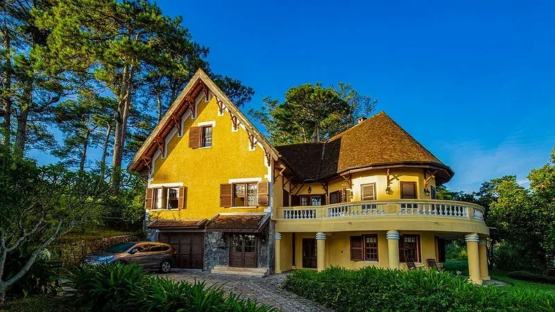 Biệt thự Pháp tường vàng mái ngói nâu giữa rừng thông tại Ana Mandara Villas Dalat Resort & Spa